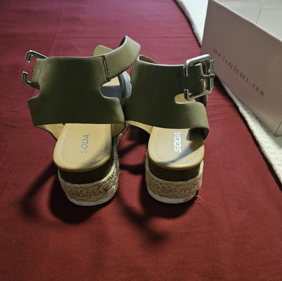 Camouflage Sandal with Ankle Strap - Picture 4 of 4
